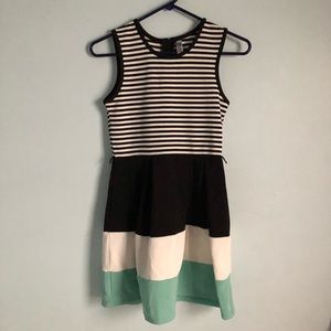 Girl’s sleeveless dress with matching necklace